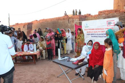 Impoverished Christians in Pakistan receive healthcare at free mobile clinic